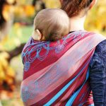 overstrekken baby draagdoek hoppediz rugdragen beter uitzicht